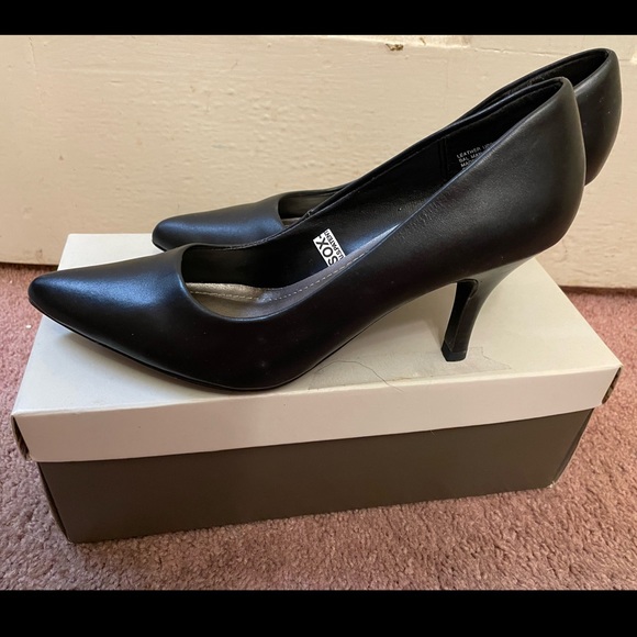 Target - Merona: Black Pointy Toe Kitten Heels - Picture 7 of 12
